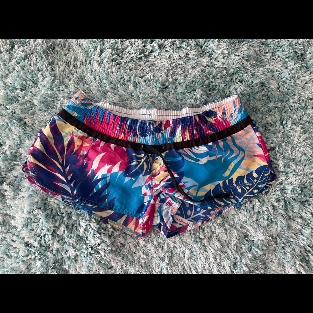 B Split board shorts size large